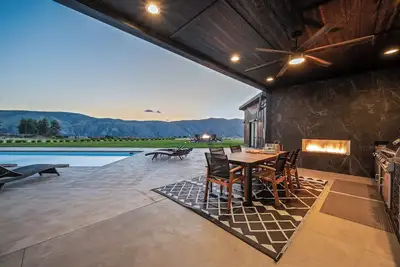 Image de Luxurious home w/ seasonal pool, hot tub, fire pit & outdoor kitchen