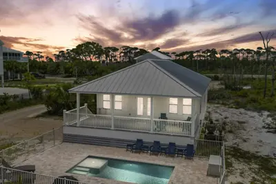 Image de North Cape Gem| Pool | Pet-Friendly| 3 Min Walk to Beach | Grill