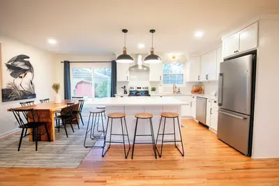 Image de Spacious 5-Bed, 3-Bath Home – Newly Renovated with a Big Backyard!