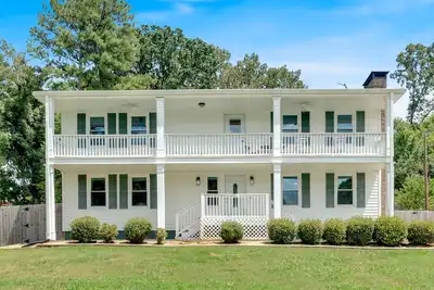 Image de Cartersville Colonial Family-Friendly Retreat with Spacious Yard\n