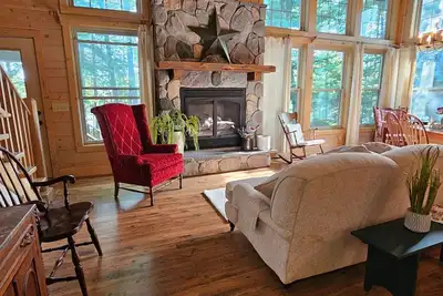 Image de River Bend Escape | Riverfront + Boat & Jacuzzi