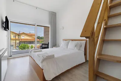 Image de Chambre de vacances 'Quarto com Mezzanine Cabeço' avec vue sur la montagne, Wi-Fi et climatisation.