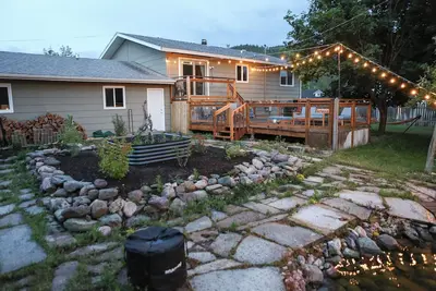 Image de Modern dog-friendly retreat, with large deck, gardens, pond, and trails.