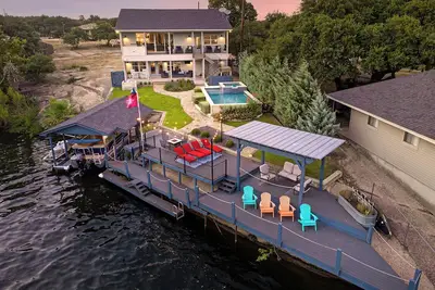 Image de Stunning Waterfront Getaway: Open Water & Canal, Pool & Hot Tub