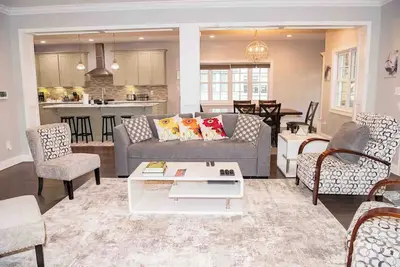 Image de Modern comfort within walking distance from Uky, Kroger Field, & Chevy Chase.