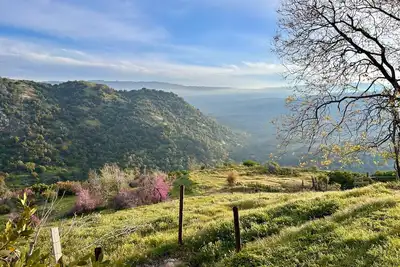 Image de Cozy hilltop retreat with stunning 360 degree mountain views!