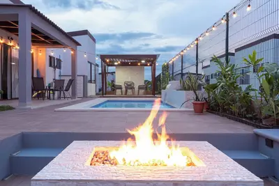 Amaia House, 5b 3r, 10 min drive from the beach. Cozy pool/fire pit/pavilion