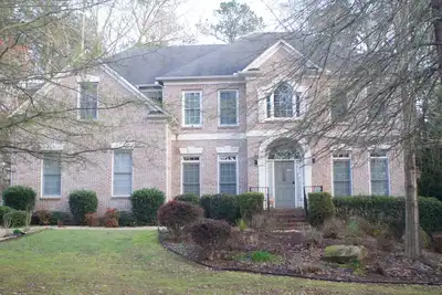 Image de Surrounded by five lakes, walking trails, hiking, volleyball  and a playground!