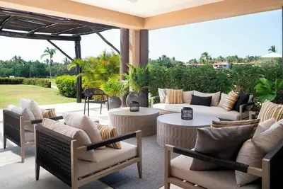 Image de Modern ground floor condo with premiere membership!