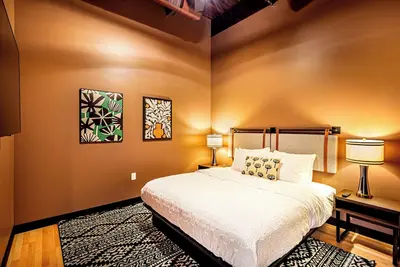 Image de One Bedroom King with Den with views of Lake Monona in the heart of downtown.