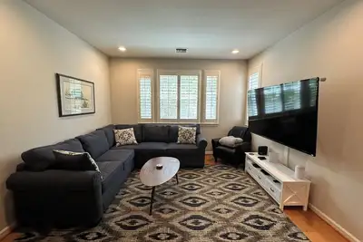 Image de Cotati Station condo with Garage and A/C