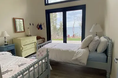 Image de Lakefront Contemporary Cottage designed for relaxation and family fun alike!