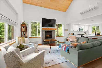 Image de Perch - Serenity Nest Cabin w/ Hot Tub & Ac | Pet-Friendly