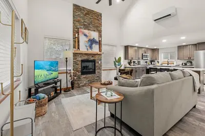 Image de Perch - Spacious Modern Cabin w/ Hot Tub, Bbq & Cali- King-Sized Bed | Pet-Friendly