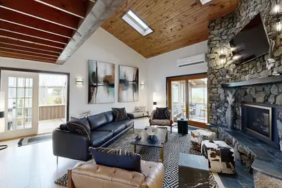 Image de Stunning house w/ hot tub, ping pong, foosball, outdoor fire pit