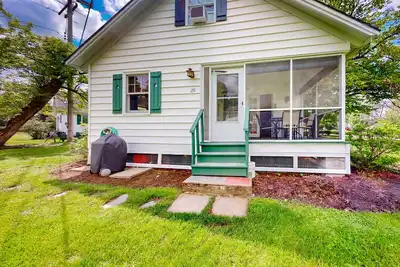 Image de Delightful home close to Lake George with grill & fireplace