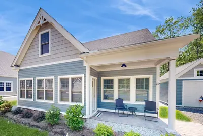 Image de Charming cottage on a preserve with fireplace, WiFi, W/D, pool, gym, & game room