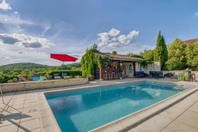 Image de Gîte familial confortable avec piscine commune