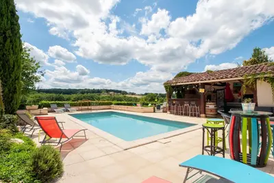 Image de Belle maison de vacances avec piscine partagée