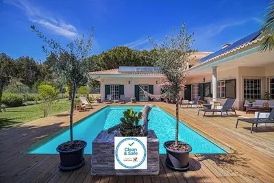 Image de Homerez - Villa spacieuse à Sesimbra avec piscine privée ouverte toute l'année