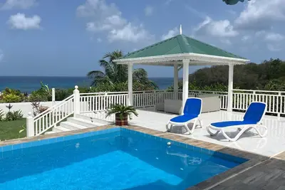 Image de Villa romantique avec bain Ă remous, Ă 5 minutes de la plage!