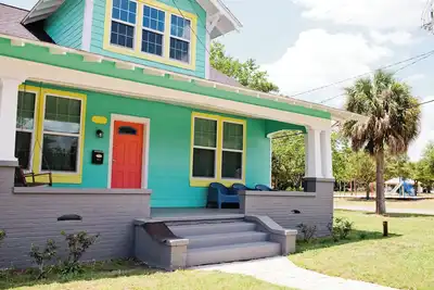Image de Beachside East Hill Oasis | Walkable Stay