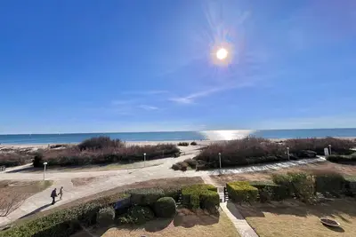Image de Appartement en bord de plage avec garage