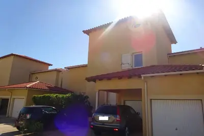 Villa familiale 3 niveaux, jardin, proche plage et commerces, Wi-Fi, parking pour 2 voitures