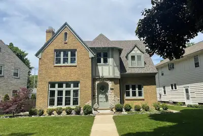 Image de English Tudor Home, sleeps up to 10, available only for Rnc, 10 min to downtown