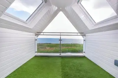 Image de Bournecoast: Modern clifftop apartment with panoramic sea views by beach -Fm6184