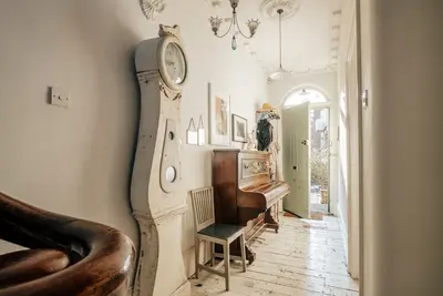 Image de For Art Lovers & Creatives. Tall Georgian townhouse, close to Tate Gallery.