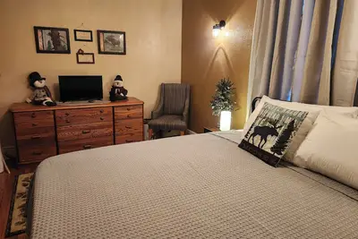 Image de Two Bedrooms Main Floor  One King Size Bed. The Other Bedroom a Queen Size Bed