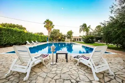 Image de Villa avec parc et piscine près de Pugliadamare