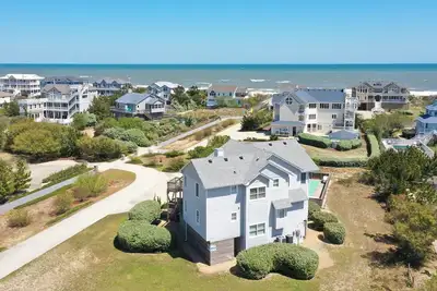 Image de Spacious oceanside 5br Corolla home w/ pool & hot tub just 250' to the beach!