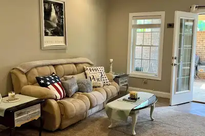 Image de Beautiful Home Located In Quite Area Near Golf Course! ! !