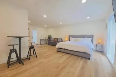 Image de Wildwood Studio Your Stylish Nature Escape Awaits!