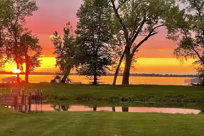 Image de New West Battle Lake Home, perfect for large gatherings, reunions, and retreats!