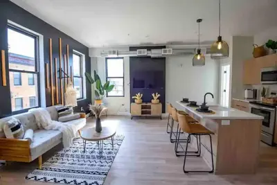 Prime Otr, Steps to Tql, Findlay Market, & Light Rail, Lux King Bed, 55in Tv