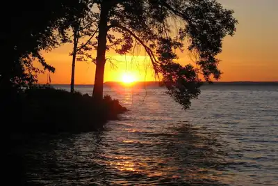 Image de \"Shorewood\" - 10 steps away from the water!