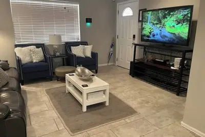 Image de Newly Renovated Home with high speed WiFi, gourmet kitchen, outdoor grilling.