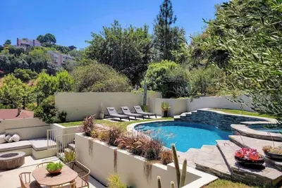 Image de Minimalist Hollywood Hills Home with Tranquil Pool