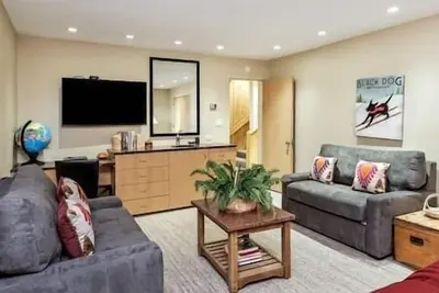 Image de 4 Bedroom 3 Bath Aspen Core Condo, Ski-In/Ski-Out!