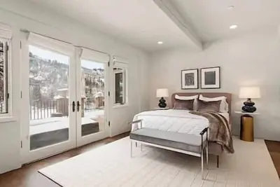 Image de 6 Bedroom-6 Bath Home West Aspen European Design!