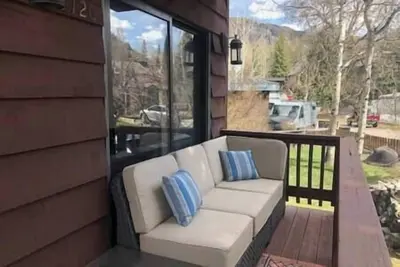 Image de 5 Cheerful Spacious Home, Near Town, Views!