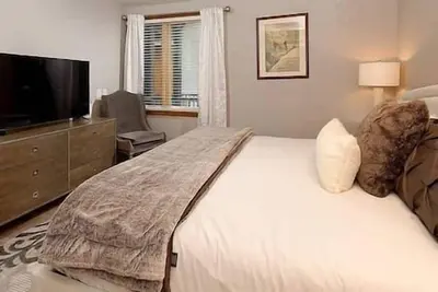 Image de 3 Central Condo-Pool, Hot Tub, Near Gondola