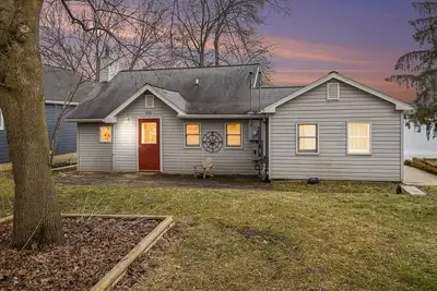 Image de Birmingham's Bungalow located on Tipsico Lake.