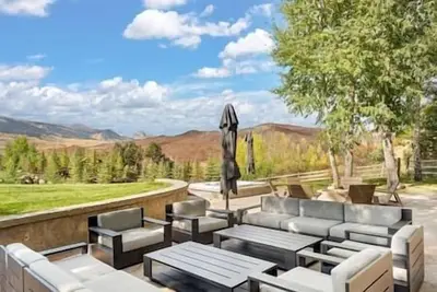 Image de 7/8 Stunning Home, Hot Tub-Gym-Wine Room-FirePit!