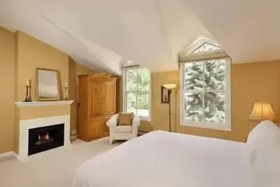 Image de 3 Bedroom. Core Condo Blocks to Gondola,