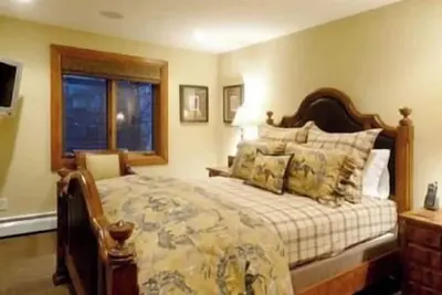 Image de Amazing 5 Bedroom 5 Bath Home In Aspen Core!