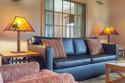 Image de Big Cedar Wilderness Club Resort, Pool, fireplace!